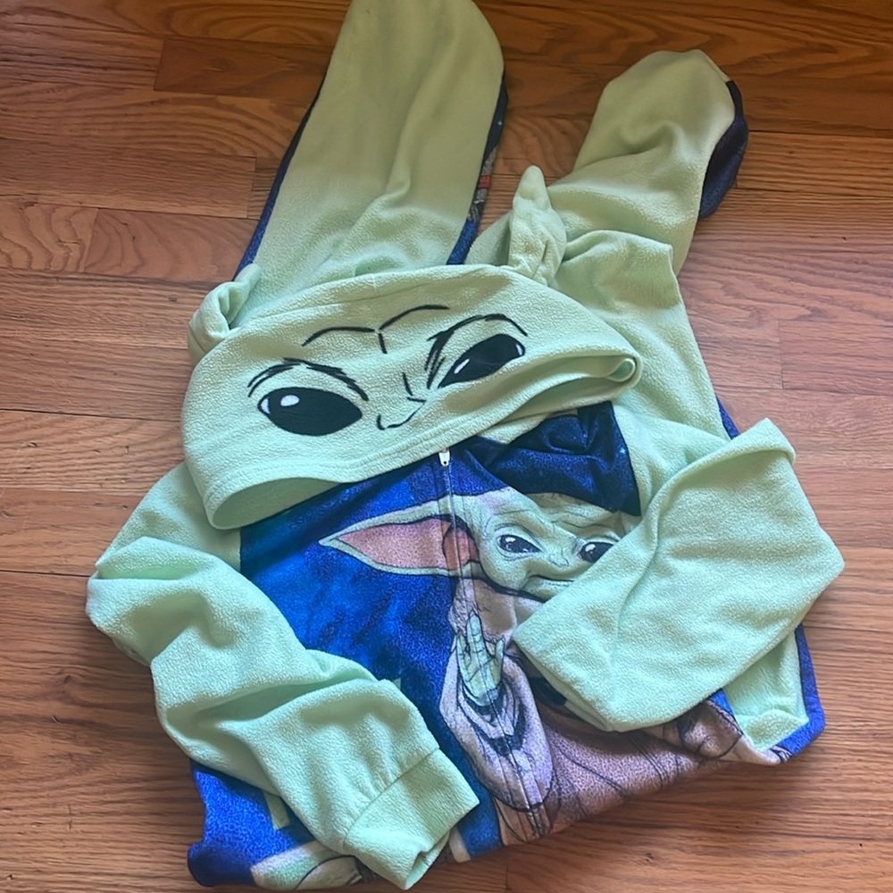 Kids size 8 baby yoda onesie pajamas